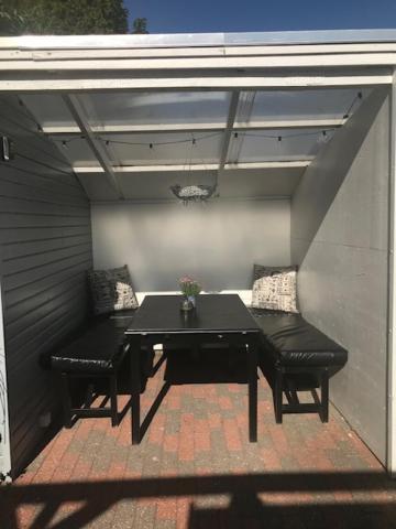 Holiday home Indbydende Med Dejlig Gardhave *